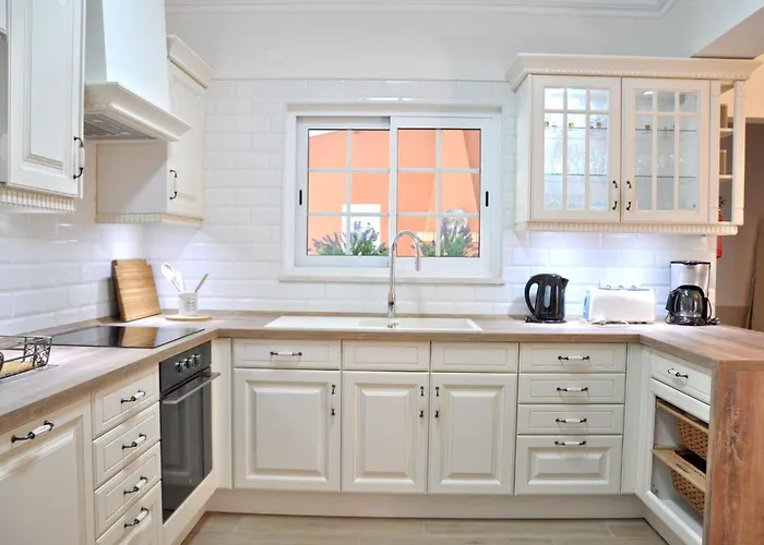 Fantastic For Family Gatherings, Optional Pool Heating, Free Air Con Wifi Villa Quarteira