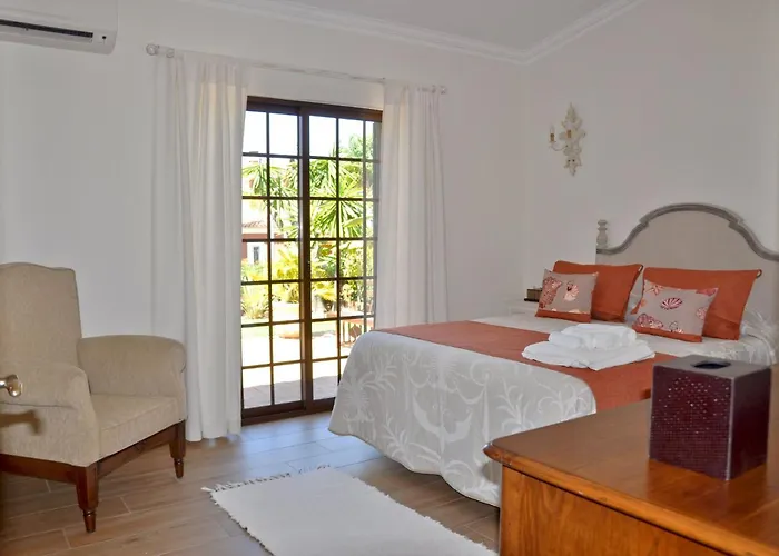 Villa Fantastic For Family Gatherings, Optional Pool Heating, Free Air Con Wifi *